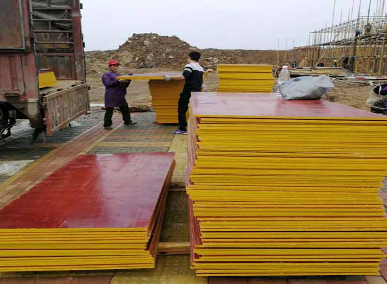 工程模板在施工現(xiàn)場卸貨中