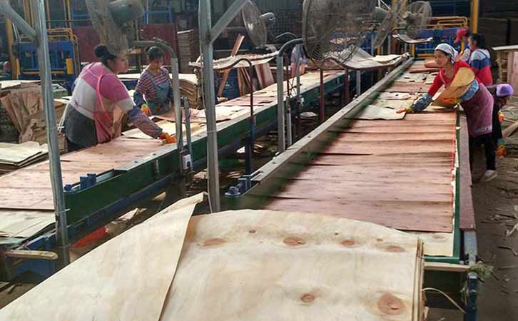 鏡面木膠板生產(chǎn)中